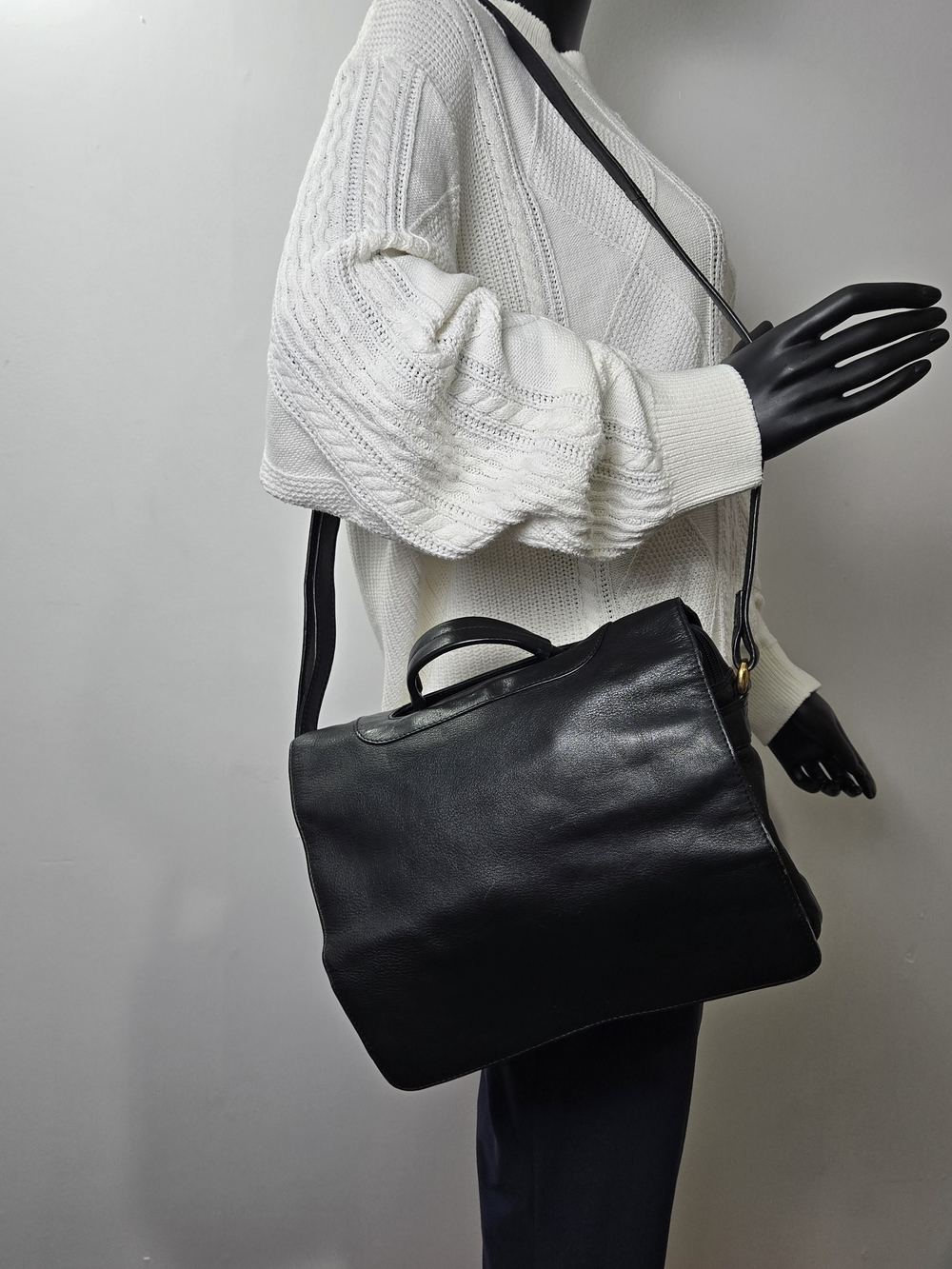 Minimalist Black Leather Shoulder Bag with Top Handle - Unbranded